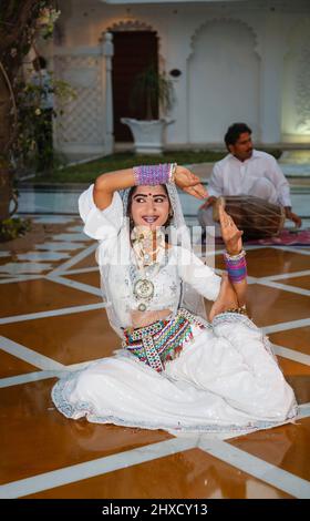 Danseurs locaux, animation pour les clients de l'hôtel Taj Lake Palace Hotel sur l'île de Jag Niwas dans le lac Pichola, Udaipur, l'état indien du Rajasthan. Banque D'Images