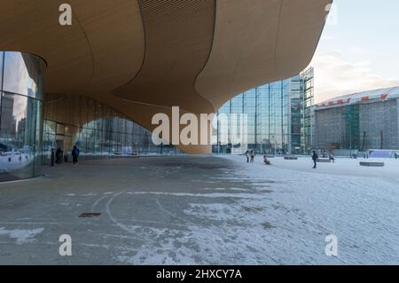 Helsinki, Finlande, décembre 2021. L'immense auvent en bois de la bibliothèque centrale Oodi Banque D'Images