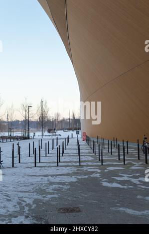 Helsinki, Finlande, décembre 2021. L'immense auvent en bois de la bibliothèque centrale Oodi Banque D'Images