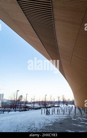 Helsinki, Finlande, décembre 2021. L'immense auvent en bois de la bibliothèque centrale Oodi Banque D'Images