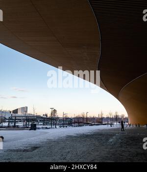 Helsinki, Finlande, décembre 2021. L'immense auvent en bois de la bibliothèque centrale Oodi Banque D'Images