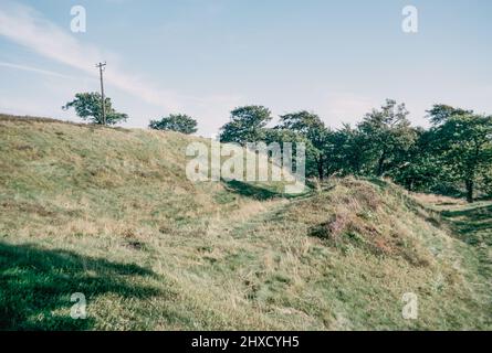 Le fort du château rugueux reste - un fort romain sur le mur Antonine à environ 2 kilomètres au sud-est de Bonnybridge près de Tamfourhill dans la région du Conseil Falkirk, en Écosse. Numérisation d'archivage à partir d'une lame. Septembre 1972. Banque D'Images