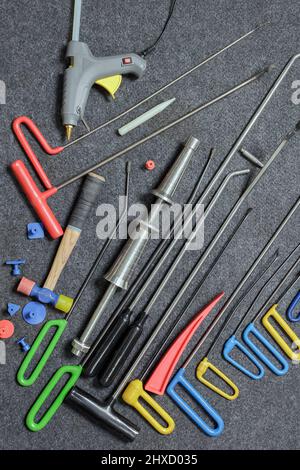 Jeu d'outils de kit de réparation de dent sans peinture sur la table de travail. Banque D'Images