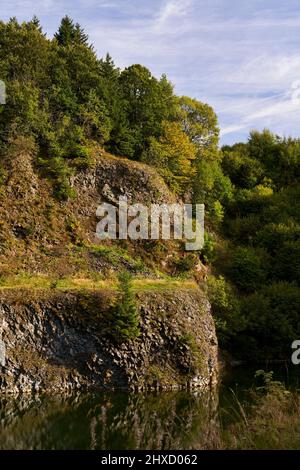 Le lac de basalte Tintenfass près de Riedenberg dans la NSG Schwarze Berge de la réserve de biosphère de Rhön, district de Bad Kissingen Basse-Franconie, Franconie, Bavière, Allemagne Banque D'Images