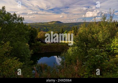 Le lac de basalte Tintenfass près de Riedenberg dans la NSG Schwarze Berge de la réserve de biosphère de Rhön, district de Bad Kissingen Basse-Franconie, Franconie, Bavière, Allemagne Banque D'Images