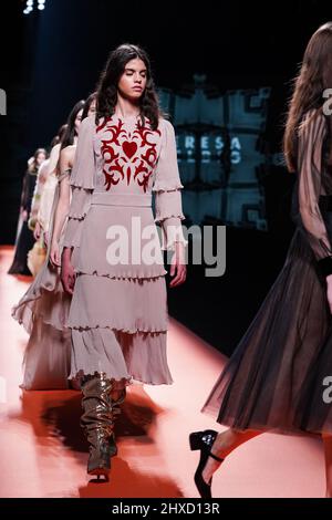 Madrid, Espagne. 11th mars 2022. Les modèles parcourent la piste du spectacle de mode Teresa Helbig lors de la Mercedes Benz Fashion week Madrid édition mars 2022 à l'IFEMA. Crédit : SOPA Images Limited/Alamy Live News Banque D'Images