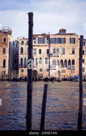 Palazzo sur le Grand Canal avec des piles en bois au premier plan à Venise, Italie Banque D'Images