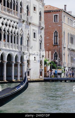 Haut d'une gondole vénitienne devant le Palazzo CA'Oro sur le Grand Canal à Venise, Italie Banque D'Images