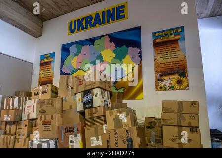 Barcelone, Espagne. 11th mars 2022. Une pile de cartons prêts à arriver à la frontière polonaise est vue dans la paroisse de Saint Monica sous la carte et le nom de l'Ukraine. Les volontaires ukrainiens résidant à Barcelone mènent différentes initiatives de soutien à leurs compatriotes après l'occupation russe de l'État d'Ukraine. (Photo par Paco Freire/SOPA Images/Sipa USA) crédit: SIPA USA/Alay Live News Banque D'Images