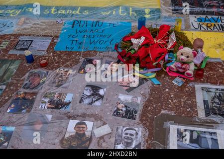 Barcelone, Espagne. 11th mars 2022. Une mosaïque de portraits des victimes de la guerre en Ukraine est visible sur la Plaza de Catalunya. Les volontaires ukrainiens résidant à Barcelone mènent différentes initiatives de soutien à leurs compatriotes après l'occupation russe de l'État d'Ukraine. (Photo par Paco Freire/SOPA Images/Sipa USA) crédit: SIPA USA/Alay Live News Banque D'Images