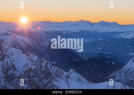 Ambiance matinale sur le Zugspitze, lever du soleil sur la plus haute montagne d'Allemagne 'Top of Germany', étoile de soleil dans le contre-jour. Chaîne Mieminger. Banque D'Images