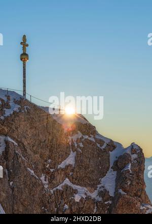 Ambiance matinale sur le Zugspitze, lever du soleil sur la plus haute montagne d'Allemagne 'Top of Germany', étoile de soleil dans le contre-jour. Chaîne Mieminger. Banque D'Images