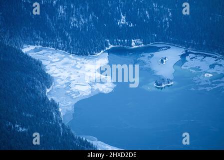 Eibsee: Vue de Zugspitze, la plus haute montagne d'Allemagne. Photographie de paysage. Banque D'Images