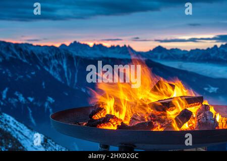 Sable à Taufers, province de Bolzano, Tyrol du Sud, Italie. Lever du soleil au sommet de Sonnklar avec vue sur la vallée de Pustertal jusqu'aux Dolomites. Banque D'Images