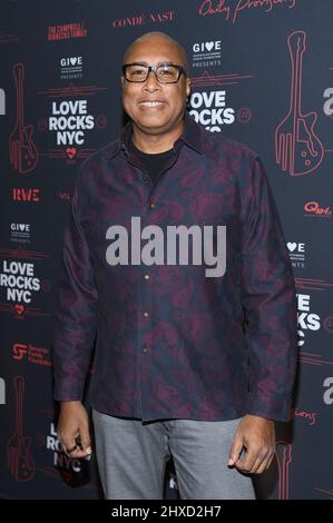 New York, États-Unis. 10th mars 2022. L'ancien joueur de baseball, le musicien Bernie Williams, participe au sixième concert annuel Love Rocks NYC Benefit concert for God's Love que nous livrons au Beacon Theatre de New York, NY, le 10 mars 2022. (Photo par Anthony Behar/Sipa USA) crédit: SIPA USA/Alay Live News Banque D'Images