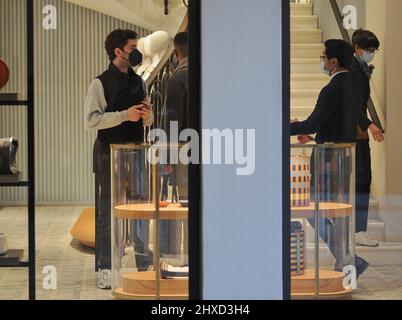 Milan, . 11th mars 2022. Milan, 11-03-2022 Tommaso Zorzi avec un ami va à la boutique "Hermes" de via Montenapoleone pour acheter une cravate à donner comme cadeau. Son ami qui l'accompagne l'aide dans son choix, puis quand ils quittent ils marchent à la maison. Crédit : Agence photo indépendante/Alamy Live News Banque D'Images