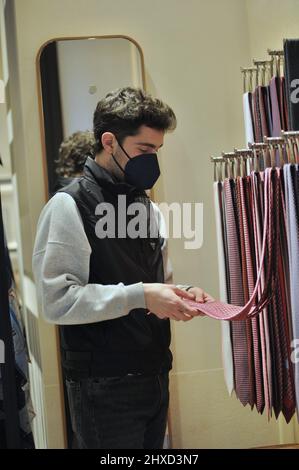 Milan, . 11th mars 2022. Milan, 11-03-2022 Tommaso Zorzi avec un ami va à la boutique "Hermes" de via Montenapoleone pour acheter une cravate à donner comme cadeau. Son ami qui l'accompagne l'aide dans son choix, puis quand ils quittent ils marchent à la maison. Crédit : Agence photo indépendante/Alamy Live News Banque D'Images