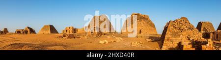 Vue panoramique sur les pyramides de Meroe dans le désert du Sahara Banque D'Images