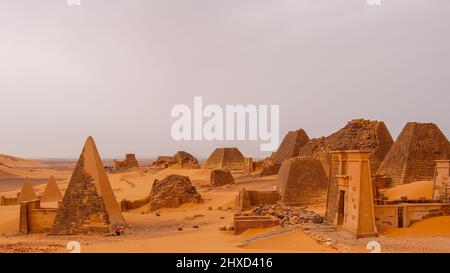 Pyramides de Meroe sur la rive du Nil au Soudan Banque D'Images