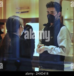 Milan, . 11th mars 2022. Milan, 11-03-2022 Tommaso Zorzi avec un ami va à la boutique "Hermes" de via Montenapoleone pour acheter une cravate à donner comme cadeau. Son ami qui l'accompagne l'aide dans son choix, puis quand ils quittent ils marchent à la maison. Crédit : Agence photo indépendante/Alamy Live News Banque D'Images