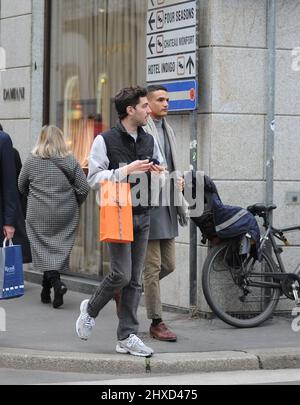 Milan, . 11th mars 2022. Milan, 11-03-2022 Tommaso Zorzi avec un ami va à la boutique "Hermes" de via Montenapoleone pour acheter une cravate à donner comme cadeau. Son ami qui l'accompagne l'aide dans son choix, puis quand ils quittent ils marchent à la maison. Crédit : Agence photo indépendante/Alamy Live News Banque D'Images