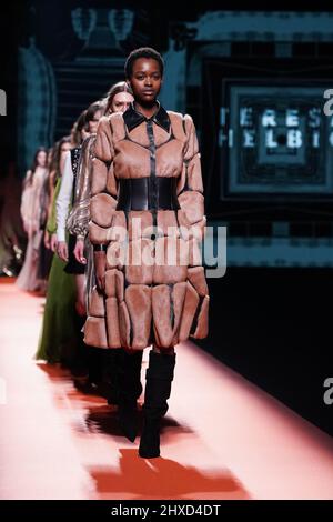 Madrid, Espagne. 11th mars 2022. Les modèles parcourent la piste du spectacle de mode Teresa Helbig lors de la Mercedes Benz Fashion week Madrid édition mars 2022 à l'IFEMA. (Photo par Atilano Garcia/SOPA Images/Sipa USA) crédit: SIPA USA/Alay Live News Banque D'Images