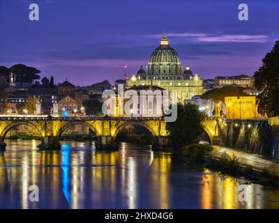 Vue sur le Tibre avec le Castel Sant'Angelo et la basilique Saint-Pierre, Rome Banque D'Images