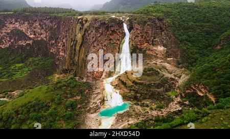 Une photo de Wadi Darbat dans le gouvernorat de Dhofar dans le sud du Sultanat d'Oman, la beauté des paysages verdoyants, les lieux touristiques Banque D'Images