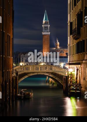 Vue sur le Rio de la Pleta jusqu'au Campanile de San Giorgio, Venise Banque D'Images