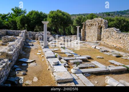 Aliki, Thassos, Grèce - la péninsule en marbre d'Aliki avec ses ruines anciennes et ses baies de baignade est une destination populaire pour les vacanciers. Thassos appartient à l'est de la Macédoine et à Thrace, ainsi qu'à l'est de la Macédoine et à Thrace. Banque D'Images