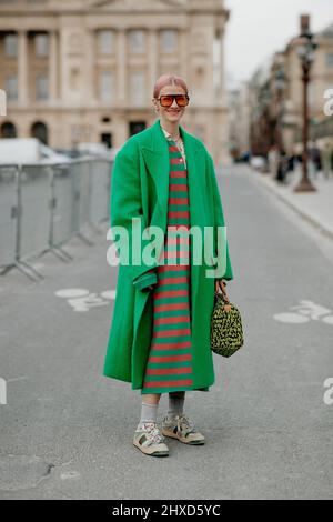 Street style, Marianne Theodorsen arrivant au spectacle Dior automne-hiver 2022-2023, qui s'est tenu au jardin des Tuileries, Paris, France, le 1st mars 2022. Photo de Marie-Paola Bertrand-Hillion/ABACAPRESS.COM Banque D'Images