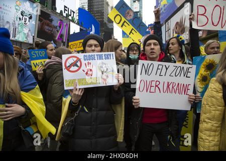 Démonstration de « Stand with Ukraine » à Times Square à New York. Les Ukrainiens et d'autres Américains viennent condamner Poutine et l'attaque russe contre l'Ukraine. Banque D'Images