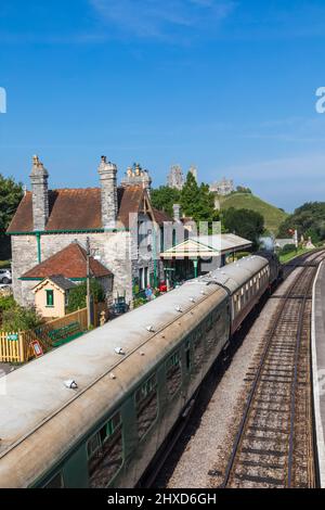 Angleterre, Dorset, l'île de Purbeck, le château de Corfe, la gare historique et le train à vapeur Banque D'Images