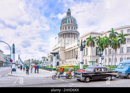 Voitures anciennes et trafic par El Capitolio, la Havane, Cuba, mars 2017 Banque D'Images