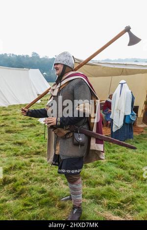 Angleterre, East Sussex, Battle, le festival annuel de reconstitution de la bataille de Hastings 1066, participant vêtu d'armure saxonne médiévale Banque D'Images