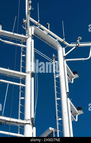 Mât blanc de navire contre ciel bleu profond, Suède Banque D'Images