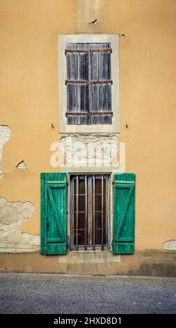 Obturateur en bois coloré à Aigne. Le centre du vieux village a la forme d'une coquille d'escargot et a été construit au 11th siècle. Banque D'Images