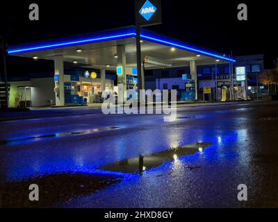 Station-service d'Aral à Stuttgart-Möhringen la nuit Banque D'Images