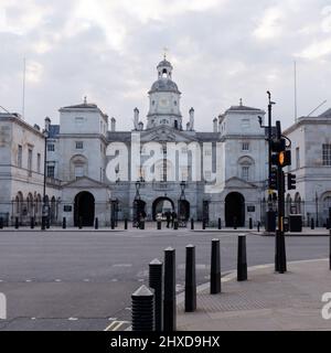 Londres, Grand Londres, Angleterre, 08 2022 mars : parade des gardes à cheval dans la soirée, vue de Whitehall. Banque D'Images