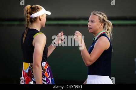 Elena Rybakina du Kazakhstan et Anet Kontaveit d'Estonie jouant en double au BNP Paribas Open 2022, tournoi de tennis WTA 1000 le 10 mars 2022 au Indian Wells tennis Garden à Indian Wells, Etats-Unis - photo : Rob Prange/DPPI/LiveMedia Banque D'Images