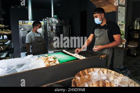 Femme maison artisanale de pain, l'Artisa, dans la région de la Condesa, Mexico, Mexique Banque D'Images