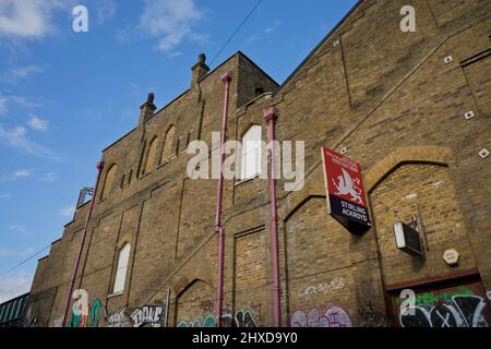 Les petites entreprises ont fermé et des espaces à laisser sous les arches de chemin de fer en train et la gare de Béthnal Green, Londres, Angleterre, Royaume-Uni Banque D'Images