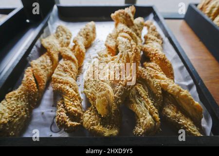 Palitos hierbas dans la femme possédé un magasin de pain artisanal, l'Artisa, dans la région de la Condesa, Mexico, Mexique Banque D'Images