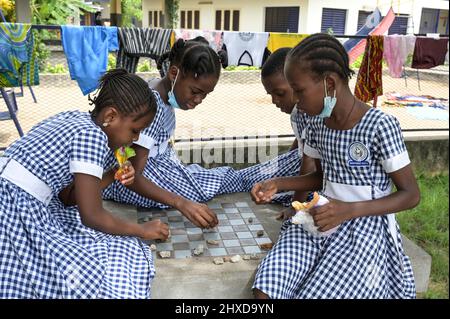 CÔTE D'IVOIRE, Abidjan, / ELFENBEINKUESTE, Abidjan, Stadtteil Koumassi-Remblais, Foyer Marie Dominique von den Soeurs Salesiennes de Don Bosco / filles Marie Auxiliatrice (FMA), Schule fuer Kinder, spielende Kinder Banque D'Images