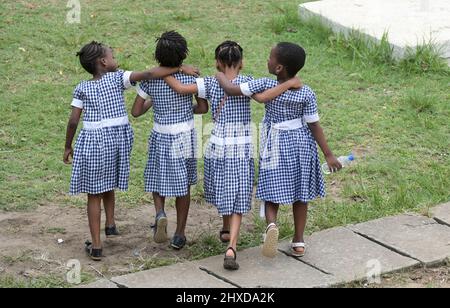 CÔTE D'IVOIRE, Abidjan, école catholique, amis scolaires / ELFENBEINKUESTE, Abidjan, Stadtteil Koumassi-Remblais, foyer Marie Dominique von den Soeurs Salesiennes de Don Bosco / filles Marie Auxiliatrice (FMA), Schulfreunde Banque D'Images