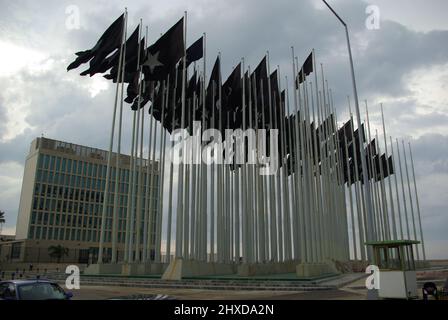 Cuba, la Havane, 23 juillet 2009. Ambassade des États-unis. Drapeaux noirs devant l'ambassade des États-Unis Banque D'Images