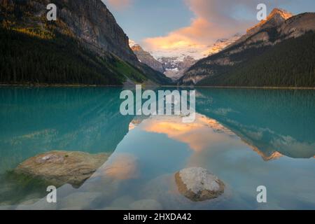 Lake Louise au lever du soleil, Banff National Park, Alberta, Canada Banque D'Images