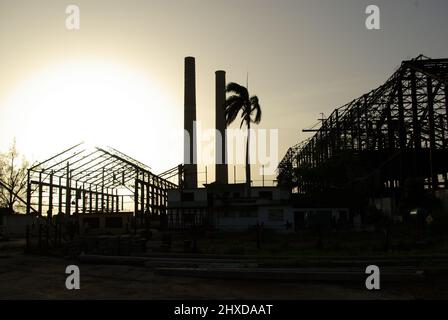 Silhouette sur les ruines d'une usine de sucre à Punta Alegre, Chambas, Cuba en 2009 Banque D'Images