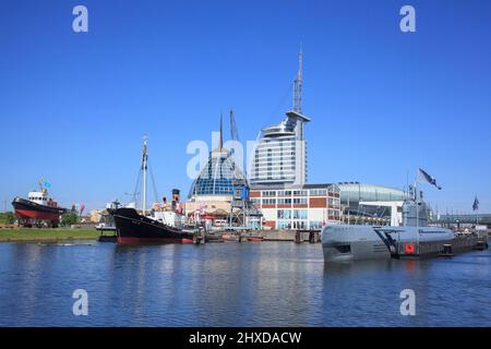 Musée maritime allemand avec des navires de musée, Klimahaus, Atlantic Sail City Hotel dans le port de musée, Havenwelten, Bremerhaven, Brême, Allemagne Banque D'Images