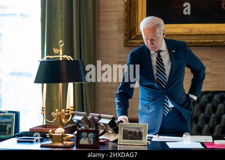 Washington, États-Unis d'Amérique. 11th mars 2022. Washington, États-Unis d'Amérique. 11 mars 2022. Le président américain Joe Biden tient un appel téléphonique avec le président ukrainien Volodymyr Zelenskyy pour discuter de la crise actuelle en Ukraine, depuis la Maison Blanche, le 11 mars 2022 à Washington, DC Credit: Adam Schultz/White House photo/Alay Live News Banque D'Images